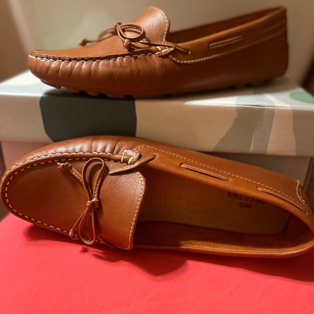 Earth Origins, color is Tan. Very comfortable to wear.